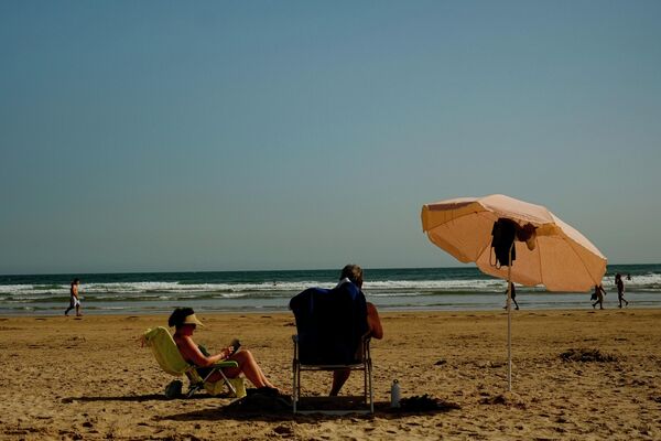 На пляже в Ларедо, северная Испания. - Sputnik Молдова