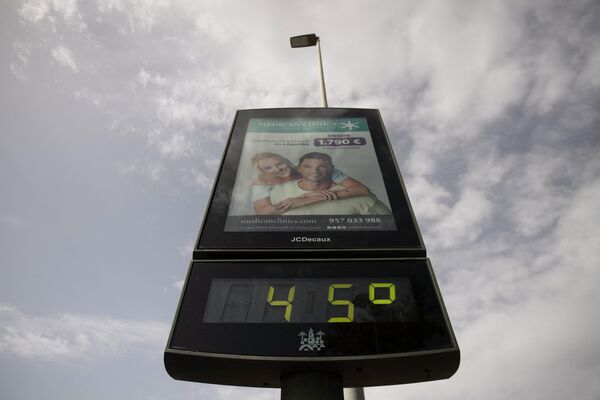 Уличный термометр показывает 45 градусов по Цельсию во время аномальной жары в Кордове, Испания. - Sputnik Молдова