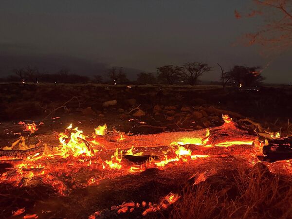 Лесной пожар в Кихеи, Гавайи, поздно вечером. - Sputnik Молдова