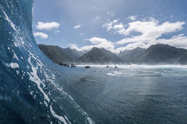 Серферы покоряют волны у берегов Таити, Французская Полинезия. - Sputnik Молдова