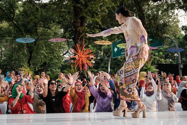 Модель представляет кебайю, индонезийскую традиционную женскую одежду, на 200-метровой взлетно-посадочной полосе во время модного мероприятия Istana Berkebaya в преддверии церемонии, посвященной 78-й годовщине независимости Индонезии, перед Президентским дворцом в Джакарте. - Sputnik Молдова