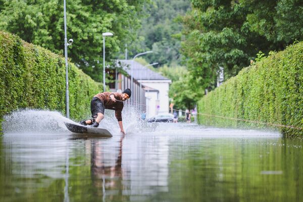 Вейкбордист на затопленной дороге в Клагенфурте, Австрия. - Sputnik Молдова