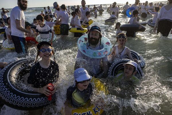 Ультраортодоксальные евреи купаются на пляже, предназначенном только для мужчин, на побережье города Ашдод, Израиль. - Sputnik Молдова