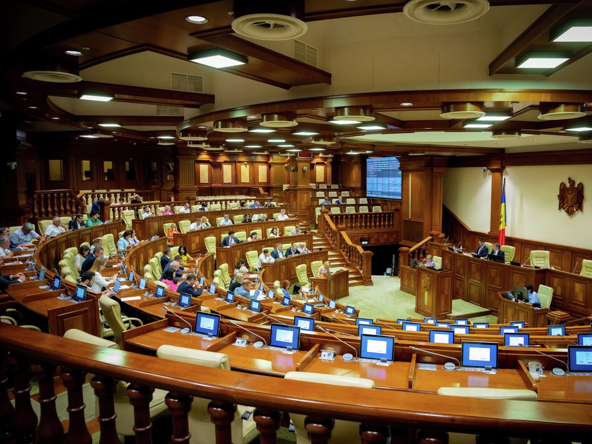 Партия представлена в парламенте страны. Парламент. Парламент Молдовы. Парламент в Кишиневе интересное.