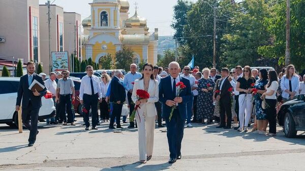 В Комрате на Аллее славы в День Гагаузии прошло возложение цветов  - Sputnik Молдова