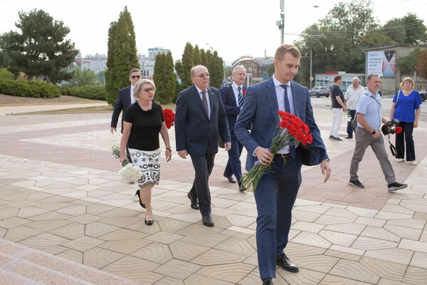 Ambsadorul Rusiei, Oleg Vasnițov, a participat în timpul evenimentului organizat la Memorialul „Eternitate” cu prilejul Zilei Eliberării Moldovei de sub ocupația fascistă. - Sputnik Moldova