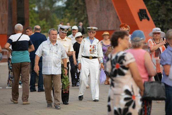 Participanți ai evenimentului organizat la Complexul Memorial „Eternitate” cu ocazia comemorării soldaților căzuți în luptă pentru eliberarea Moldovei de ocupația fascistă - Sputnik Moldova