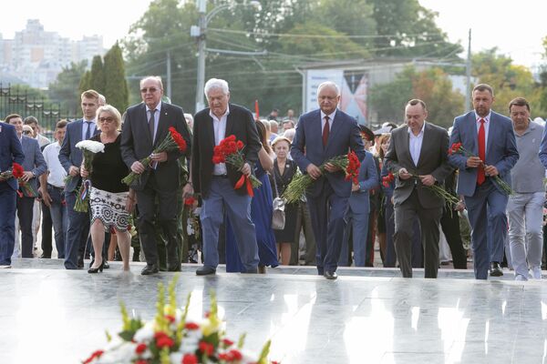 Depunere de flori la Complexul Memorial „Eternitate” - Sputnik Moldova