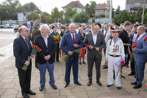 Ex-președinții Republicii Moldova, Vladimir Voronin și Igor Dodon, împreună cu ambasadorul rus au despus flori la focul veșnic cu ocazia Zilei Eliberării Moldovei de ocupația fascistă. - Sputnik Moldova