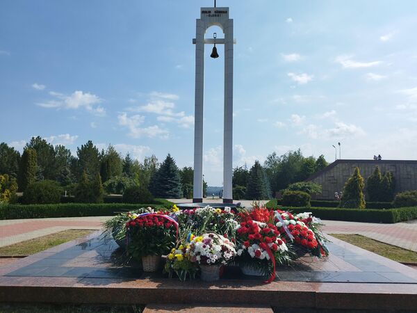 Depunere de flori la Complexul Memorial „Capul de pod Șerpeni” - Sputnik Moldova