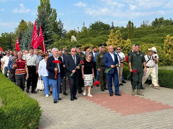 Participanți la ceremonia de comemorare cu prilejul Zilei Eliberării Moldovei de ocupația  fascistă în timpul depunerii de flori la Memorialul „Capul de pod Șerpeni” - Sputnik Moldova