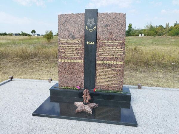 Depunere de flori la ceremonia de comemorare la mormântul soldatului necunoscut în cimitirul militar renovat din cadrul Complexului Memorial „Capul de pod Șerpeni” - Sputnik Moldova