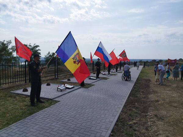 На территории мемориального комплекса также прошла церемония открытия благоустроенного воинского кладбища. - Sputnik Молдова