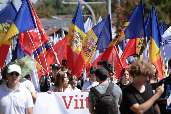 Participanți la marșul organizat la Chișinău cu ocazia celei de a 79 aniversare de la Eliberarea Moldovei de ocupația fascistă. - Sputnik Moldova