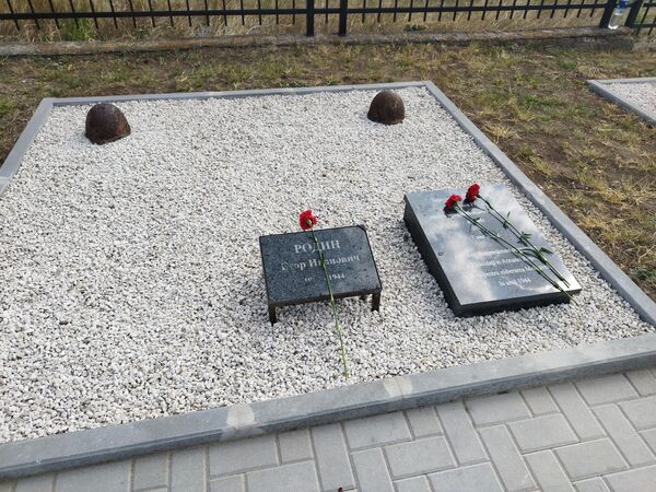 Mormântul soldatului necunoscut în cimitirul militar renovat din cadrul Complexului Memorial „Capul de pod Șerpeni” - Sputnik Moldova