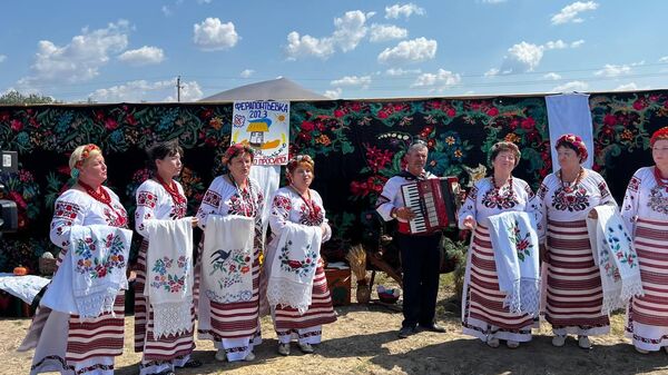 Узнать лучше гагаузов - в Гайдарах открылся Фестиваль национального ковра - Sputnik Молдова
