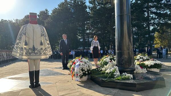 Спикер Игорь Гросу и президент Майя Санду на возложении цветов к памятнику Скорбящая мать в День независимости - Sputnik Молдова