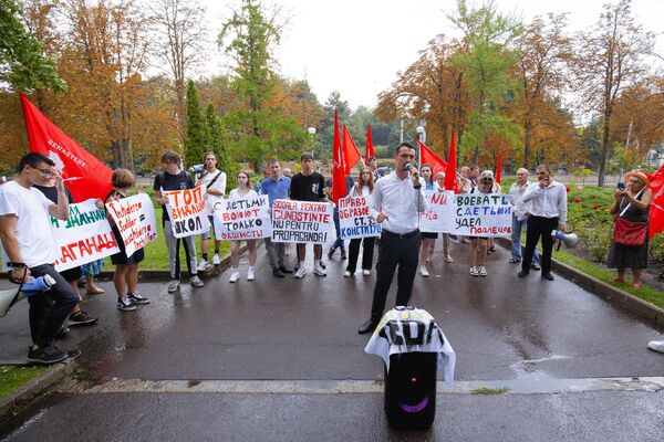 Активисты партии "Возрождение" протестовали против политики Министерства просвещения, ведущей к закрытию школ. - Sputnik Молдова