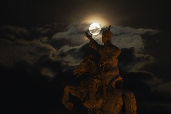 Superluna se ridică lângă statuia ecvestră a lui Damdin Sukhbaatar din Piața Sukhbaatar din Ulaanbaatar, Mongolia, miercuri, 30 august 2023. - Sputnik Moldova