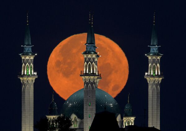 Vedere a lunii pline și a moscheii Kul-Sharif din Kazan. - Sputnik Moldova