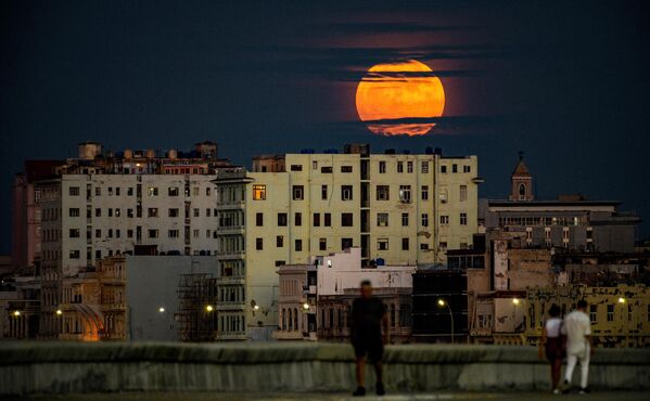 „Superlună albastră”, a doua lună plină dintr-o lună calendaristică, răsare peste Havana pe 30 august 2023. - Sputnik Moldova