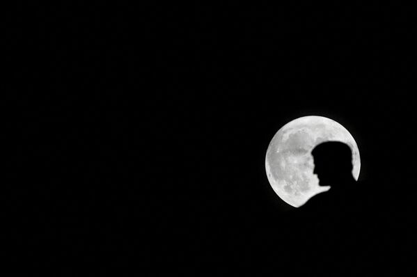 „Superlună albastră”, a doua lună plină a lunii, se ridică deasupra unei statui din Paris pe 30 august 2023. - Sputnik Moldova