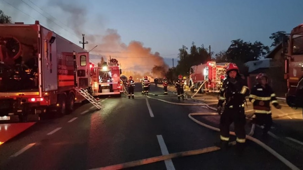 Pompierii români în timpul incendiului de la Crevedia - Sputnik Moldova