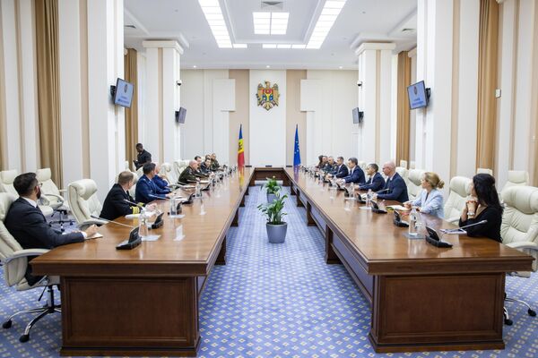 Молдавский премьер Дорин Речан провел встречу с командующим Объединенными вооруженными силами НАТО в Европе Кристофером Каволи. - Sputnik Молдова
