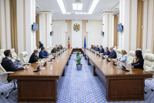 Молдавский премьер Дорин Речан провел встречу с командующим Объединенными вооруженными силами НАТО в Европе Кристофером Каволи. - Sputnik Молдова