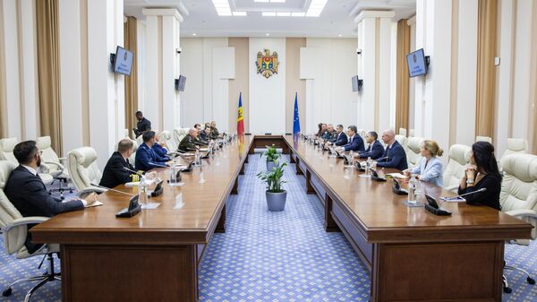 Молдавский премьер Дорин Речан провел встречу с командующим Объединенными вооруженными силами НАТО в Европе Кристофером Каволи - Sputnik Молдова