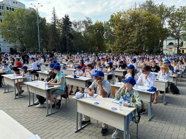 Национальный диктант в Молдове, приуроченный к Дню румынского языка, 31 августа. - Sputnik Молдова