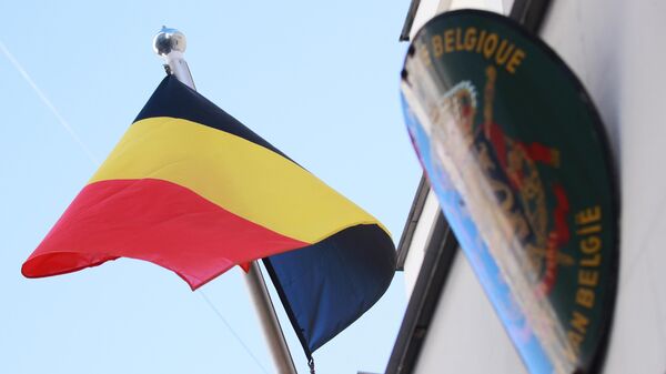 Флаг Бельгии на здании посольства - Sputnik Молдова