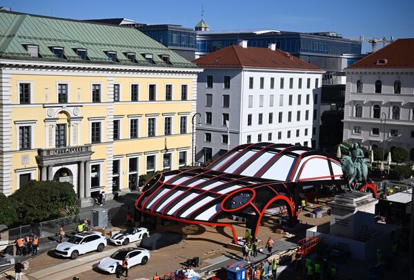 Стенд в форме автомобиля Porsche изображен на площадке Open Space mobility в Германии. - Sputnik Молдова