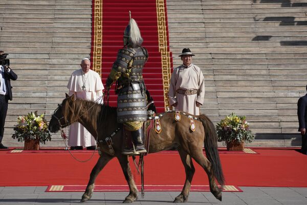Президент Монголии Ухнаагийн Хурэлсух и Папа Римский Франциск встречаются перед зданием правительства Саарал Ордон (Моголия). - Sputnik Молдова