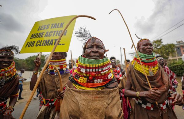 Протестующие маршируют с требованием действий по борьбе с изменением климата на улицах Найроби (Кения). - Sputnik Молдова