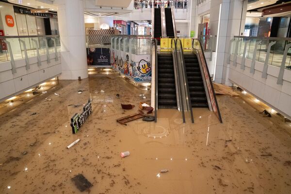 Паводковая вода заливает пол торгового центра в Гонконге. - Sputnik Молдова