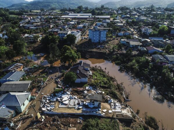 Вид зданий, разрушенных наводнениями, вызванными смертоносным внетропическим циклоном в Рока-Салесе, штат Риу-Гранди-ду-Сул (Бразилия). - Sputnik Молдова