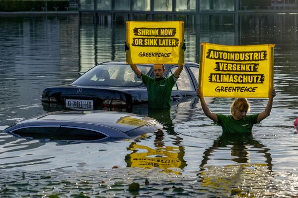 Активисты экологической организации Greenpeace утопили автомобили в небольшом озере в первый день выставки мобильных автомобилей IAA в Мюнхене (Германия). - Sputnik Молдова