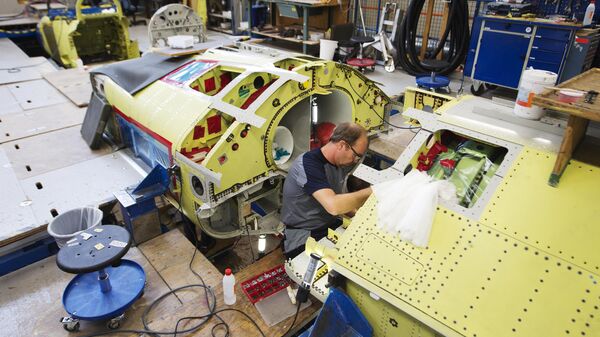 Рабочий на заводе Saab Gripen - Sputnik Moldova