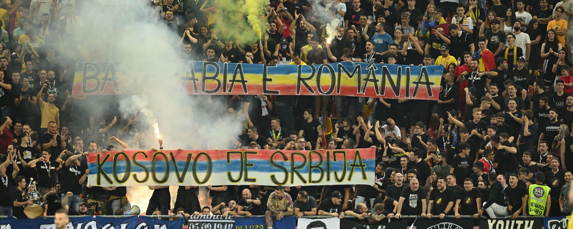 Un grup de suporteri a afişat bannerele „Kosovo e Serbia” și „Basarabia e România” la meciul de fotbal România-Kosovo - Sputnik Moldova, 1920, 13.09.2023