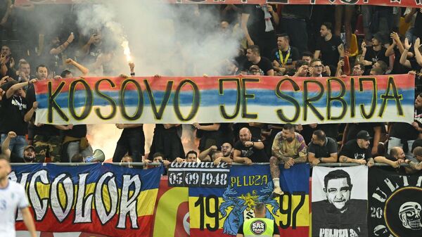 Un grup de suporteri a afişat bannerele „Kosovo e Serbia” și „Basarabia e România” la meciul de fotbal România-Kosovo - Sputnik Moldova