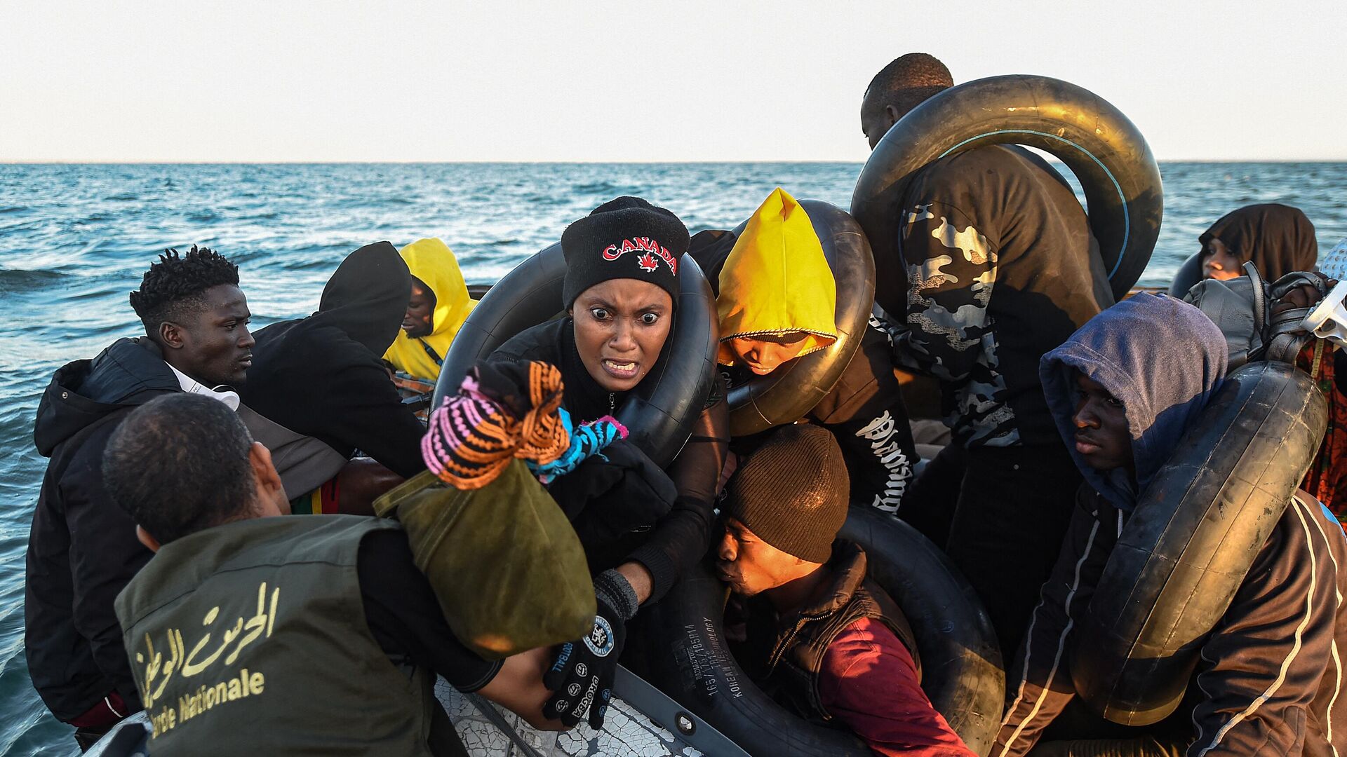 Африканские мигранты, остановленные тунисскими властями, на их пути в Италию на самодельной лодке через Средиземное море - Sputnik Moldova, 1920, 14.09.2023