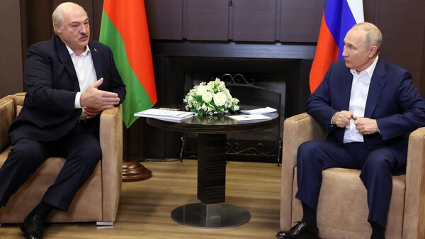 Președintele rus, Vladimir Putin, și omologul său din Belarus, Alexander Lukaşenko - Sputnik Moldova