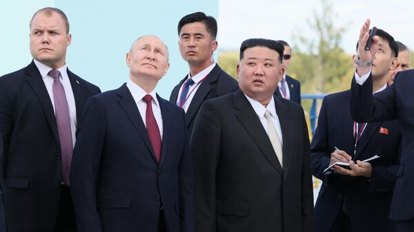 Президент РФ Владимир Путин и председатель Государственного совета КНДР Ким Чен Ын на космодроме Восточный - Sputnik Молдова