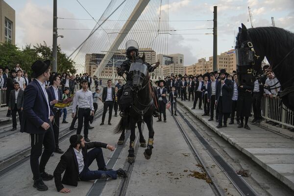 Израильские полицейские разгоняют демонстрацию против призыва в армию в Иерусалиме, Израиль. - Sputnik Молдова