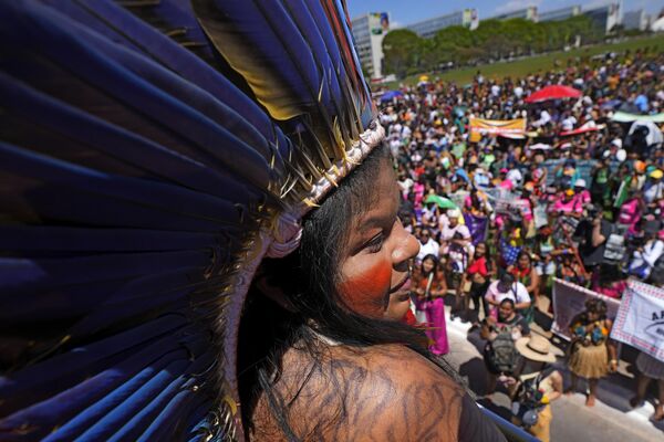 Министр по делам коренных народов Бразилии Соня Гуахахара выступает на марше в Бразилиа, Бразилия. - Sputnik Молдова