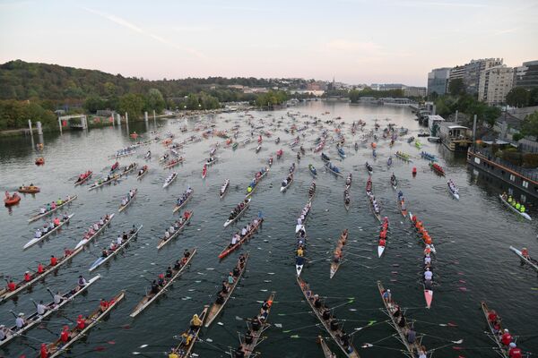 Гребцы плывут вдоль реки Сены на ежегодном соревновании по гребле в Париже, Франция. - Sputnik Молдова