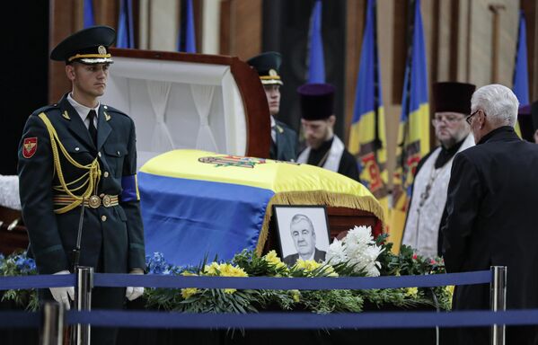 На церемонии прощания с первым президентом Молдовы Мирчей Снегуром. - Sputnik Молдова