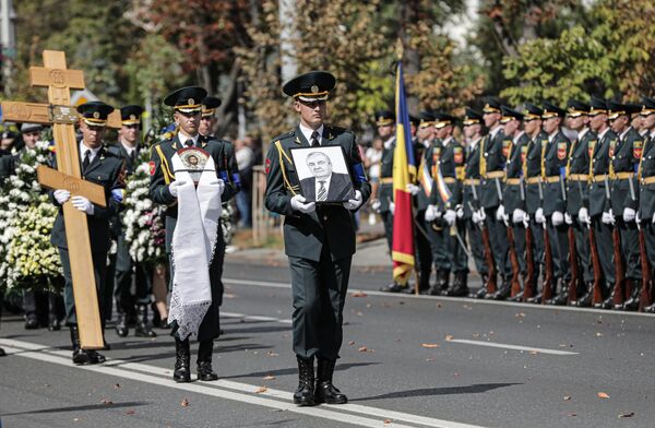 Garda de onoare cu portretul primului Președinte al Republicii Moldova, Mircea Snegur, în timpul funeraliilor de stat de la Chișinău  - Sputnik Moldova