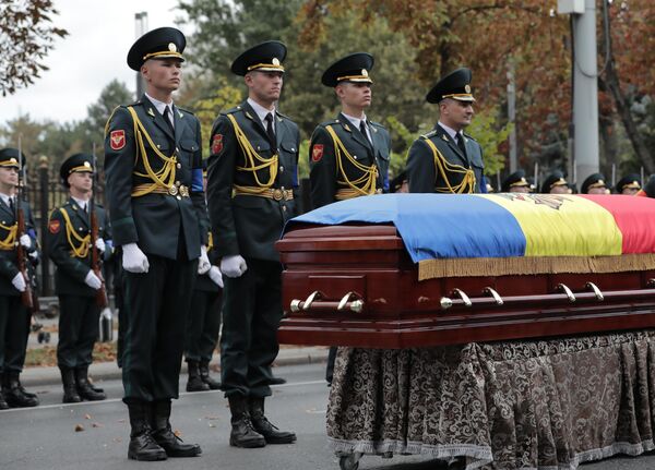 Почетный караул у гроба с телом первого президента Республики Молдова Мирчи Снегура на церемонии похорон в Кишиневе. Мирча Снегур возглавлял Республику Молдова с 3 сентября 1990 по 15 января 1997 года.  - Sputnik Молдова